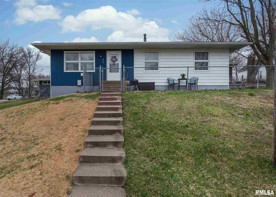 215 Pershing Ct, Davenport, IA 52803 - photo 1