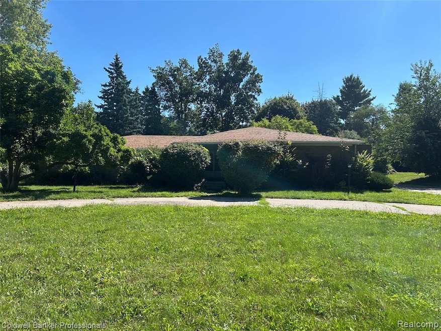 1661 Winthrop Rd, Bloomfield Hills, MI 48302 - photo 1