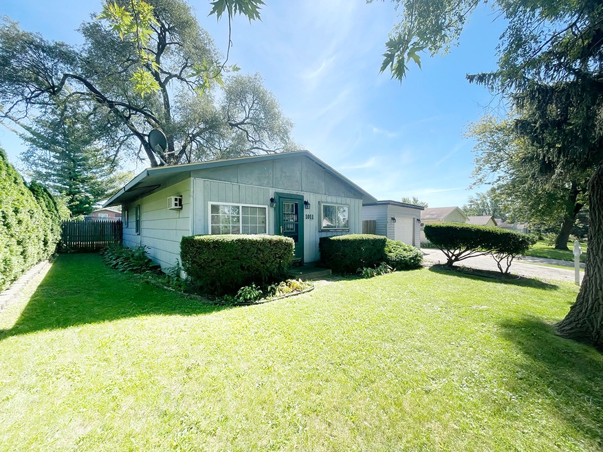 1011 Tacoma St, Carpentersville, IL 60110 - photo 1