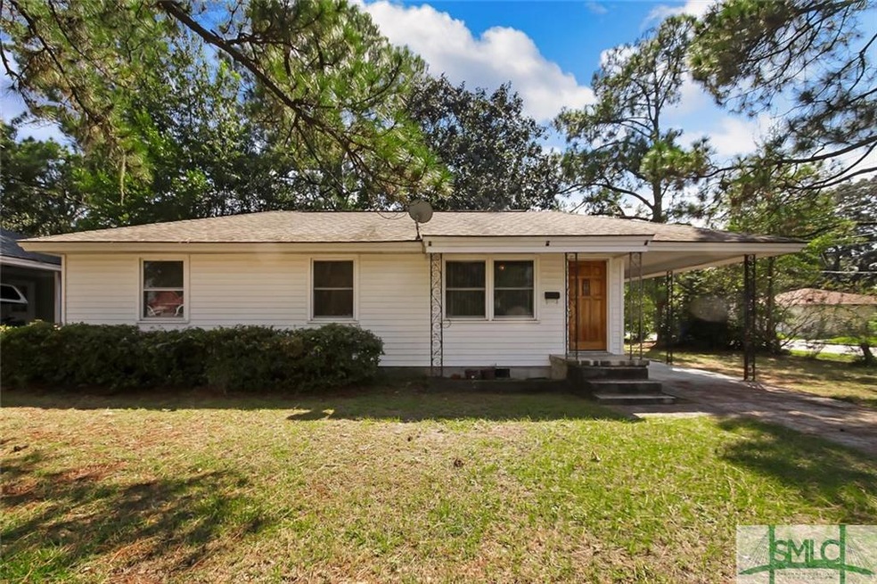 Welcome to this charming bungalow conveniently loc