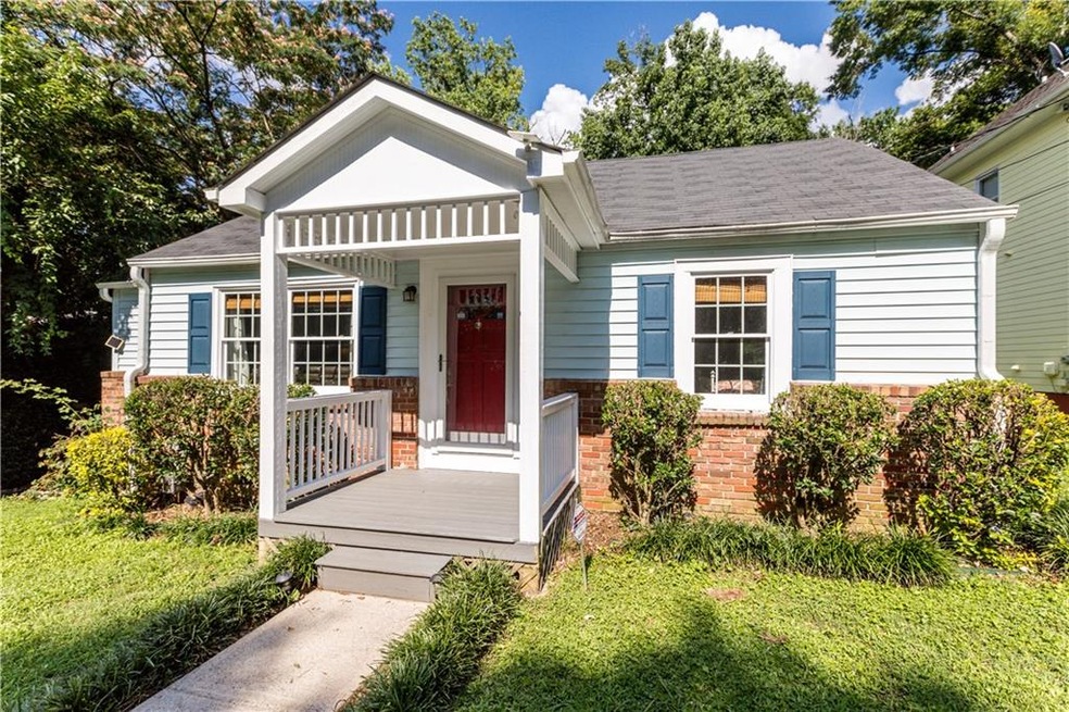 Charming cottage in sought after Howell Station! S