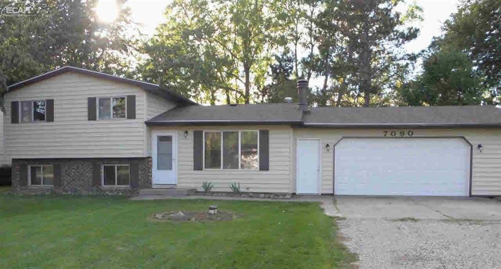 7090 Sharp Rd, Swartz Creek, MI 48473 - photo 1