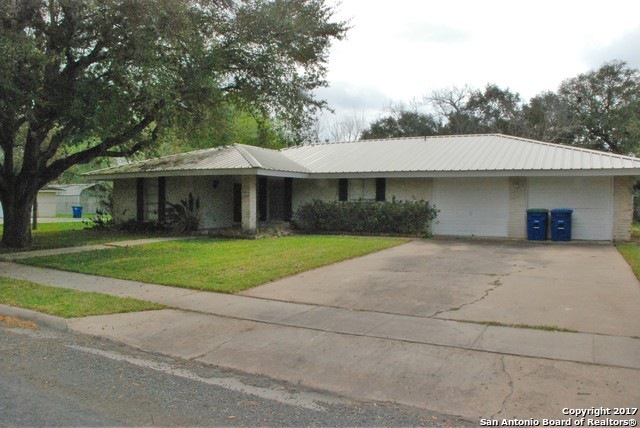 706 Newhall St, Beeville, TX 78102 - photo 1