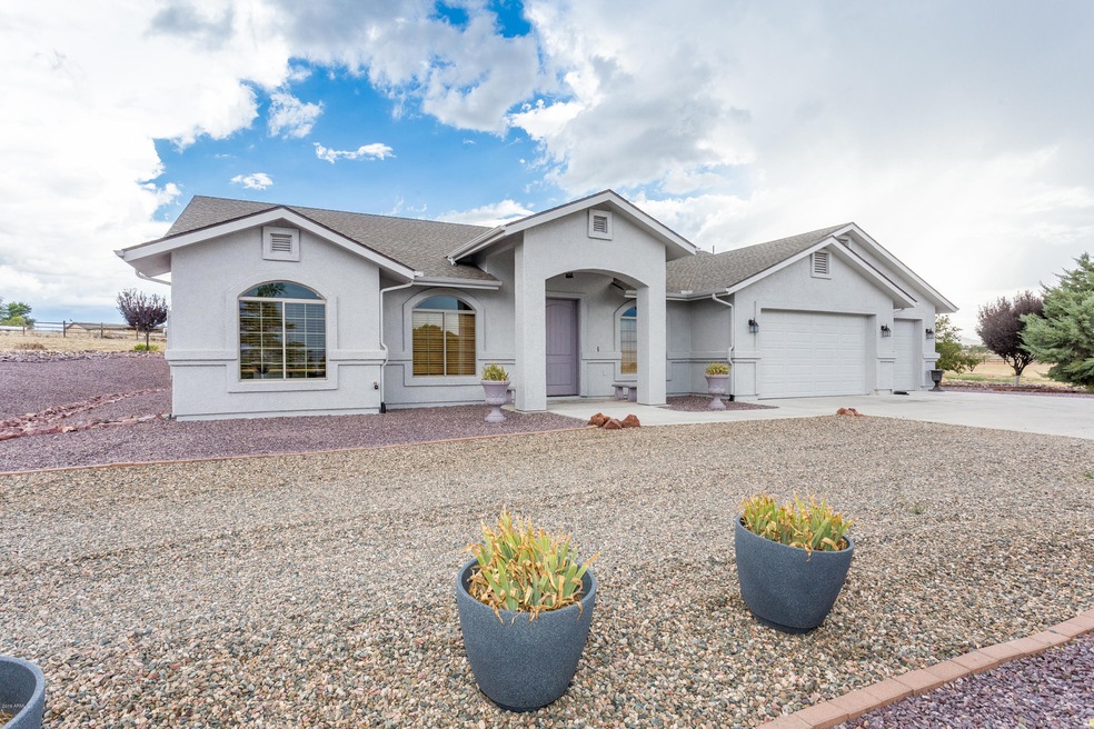 979 N Grandview, Paulden, AZ 86334 - photo 1