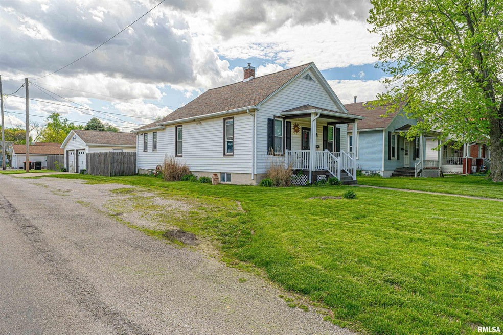 1031 Broadway St, Lincoln, IL 62656 - photo 1