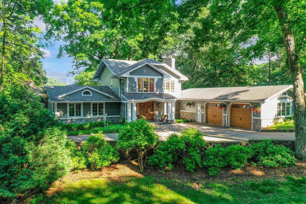 Welcome Home to Hewitts Point Road!