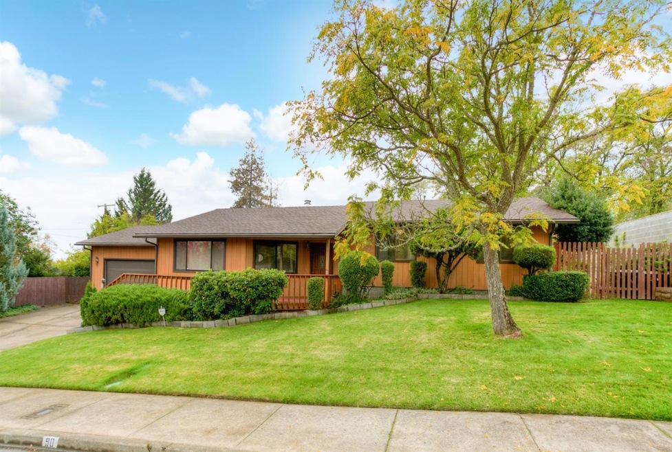 90 NW Sunhill Dr, Grants Pass, OR 97526 - photo 1