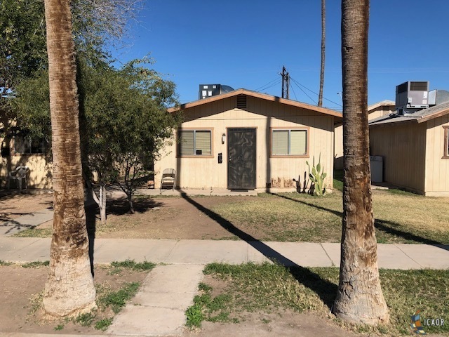 758 W Commercial Ave, El Centro, CA 92243 - photo 1