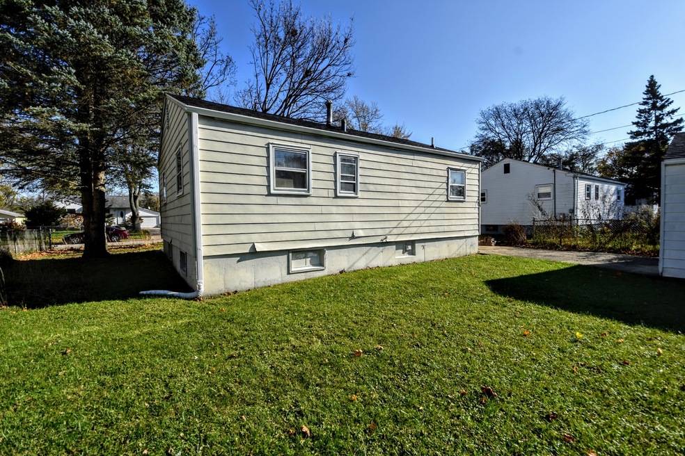 2300 Shawnee Rd unit 3, Waukegan, IL 60087 - photo 1