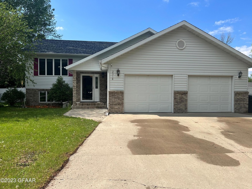2318 W Fallcreek Ct, Grand Forks, ND 58201 - photo 1