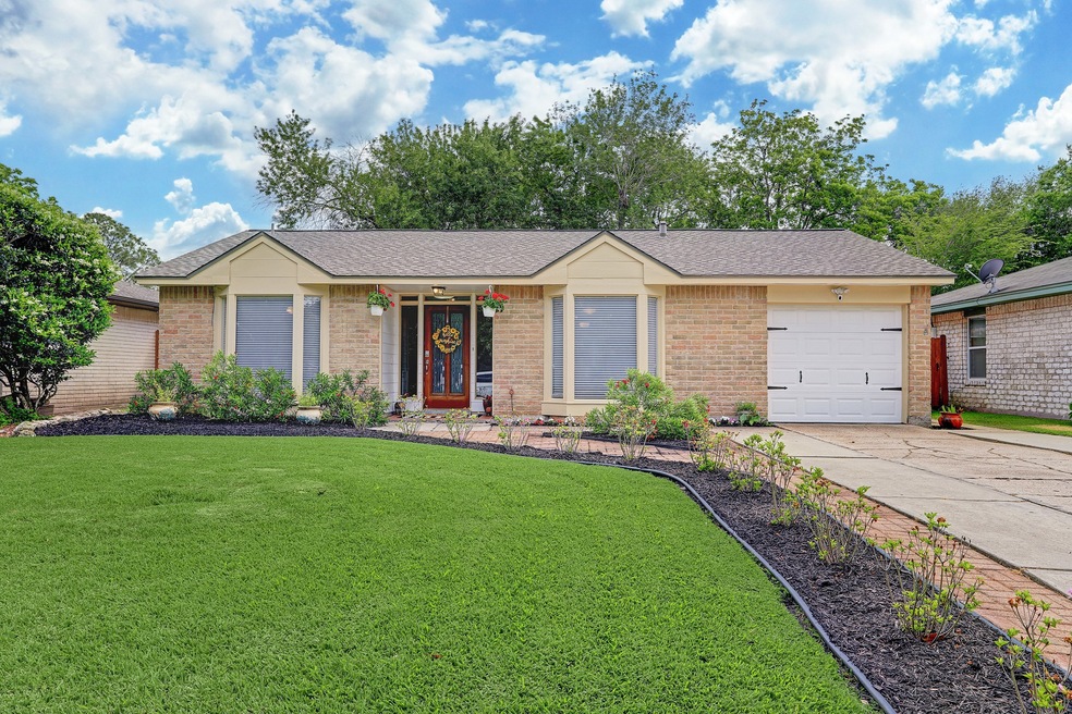 16714 Forest Bend Ave, Friendswood, TX 77546 - photo 1