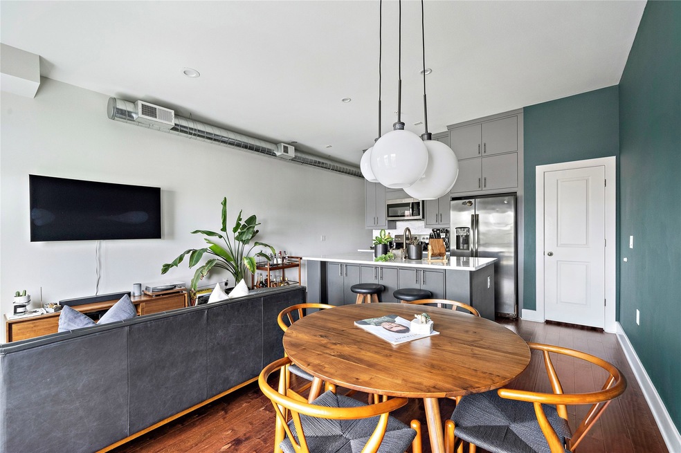 Wood flooring throughout, high 10' ceiling, and an