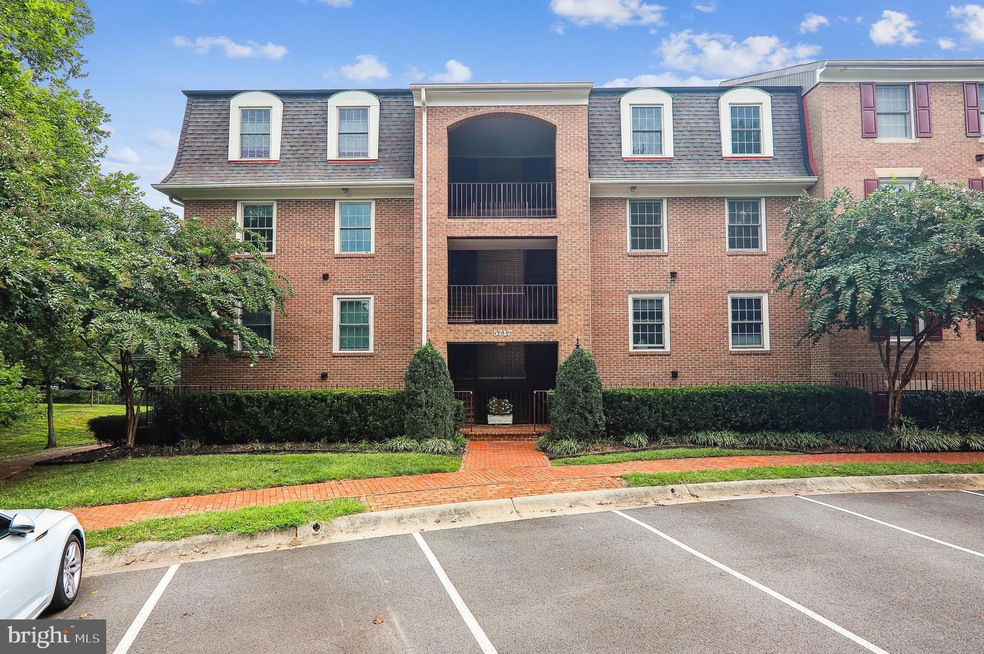 5717 Brewer House Cir unit 102, Rockville, MD 20852 - photo 1