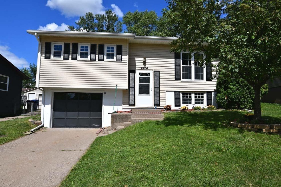 2424 W 58th St, Davenport, IA 52806 - photo 1