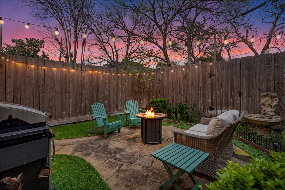 Welcome home to the coziest townhome in the Height