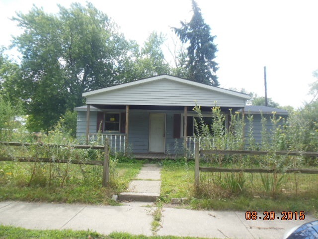 front view of house NOTE fenced yard