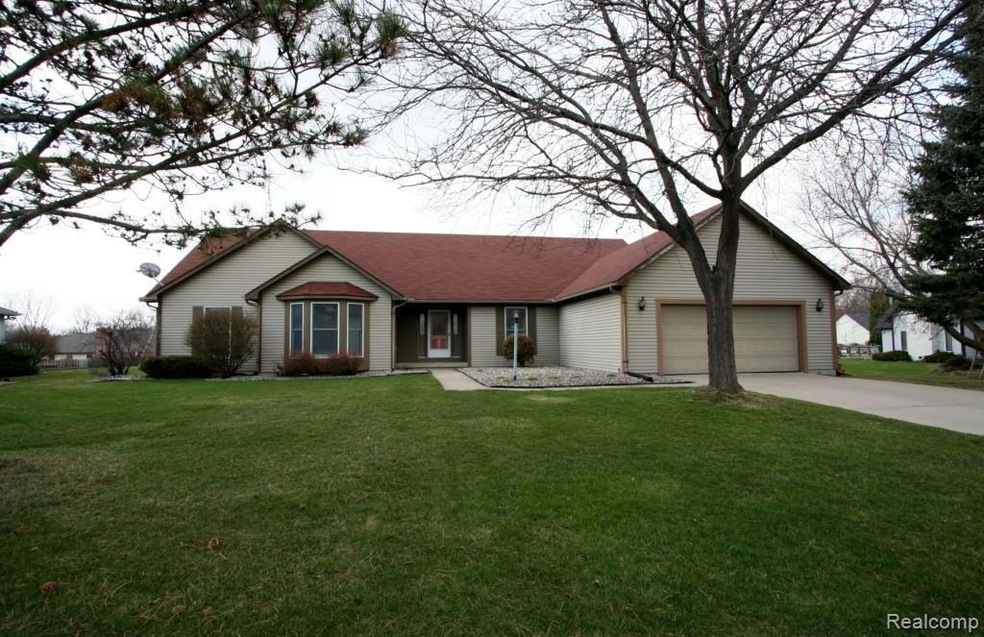 1239 Heatherwoode Rd, Flint, MI 48532 - photo 1