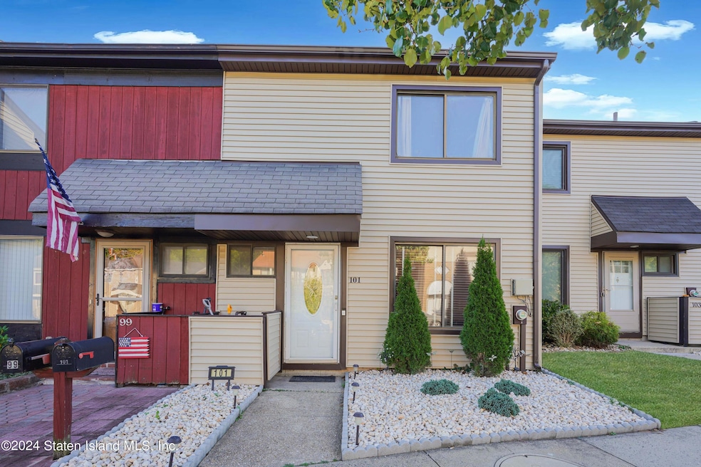 101 Arrowood Ct, Staten Island, NY 10309 - photo 1