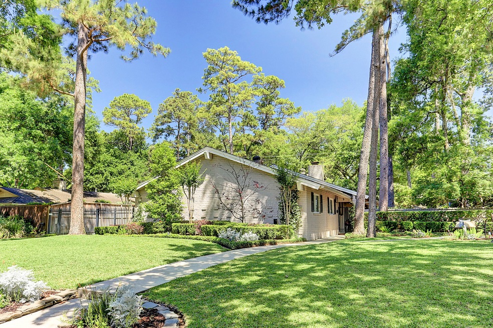 10114 Holly Springs Dr, Houston, TX 77042 - photo 1