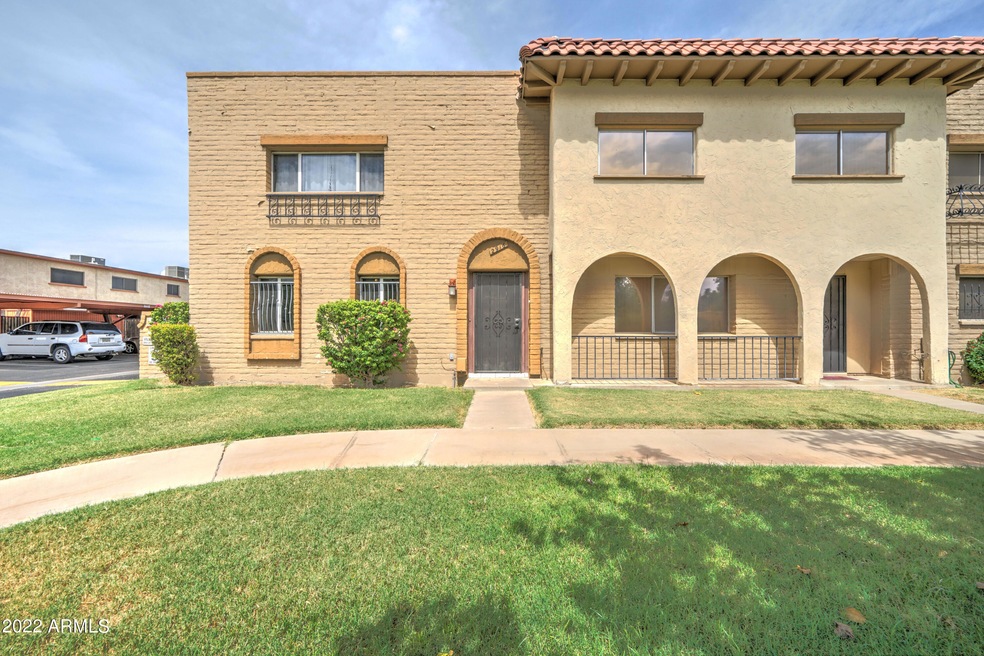 2916 E Clarendon Ave-1