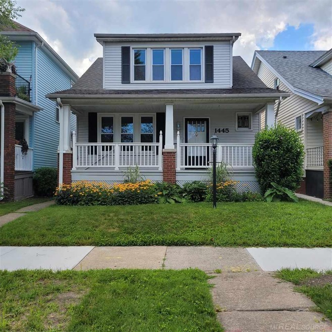 1445 Lakepointe (Upper) Ave, Grosse Pointe Park, MI 48230 - photo 1