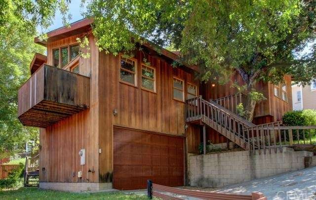 Two Car Garage w/upgraded door