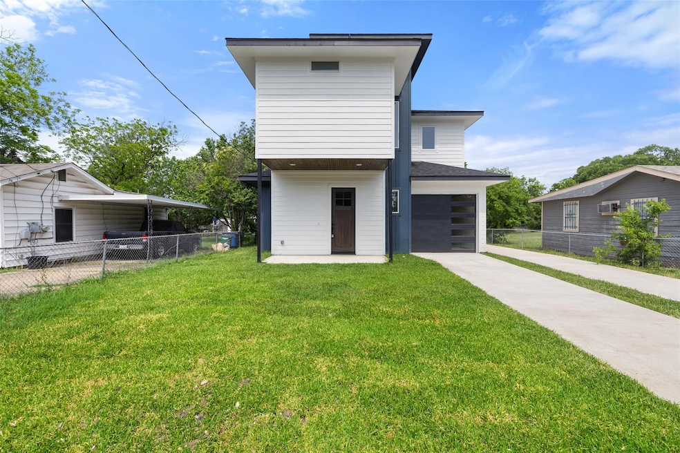 View of front of house with fence, concrete drive