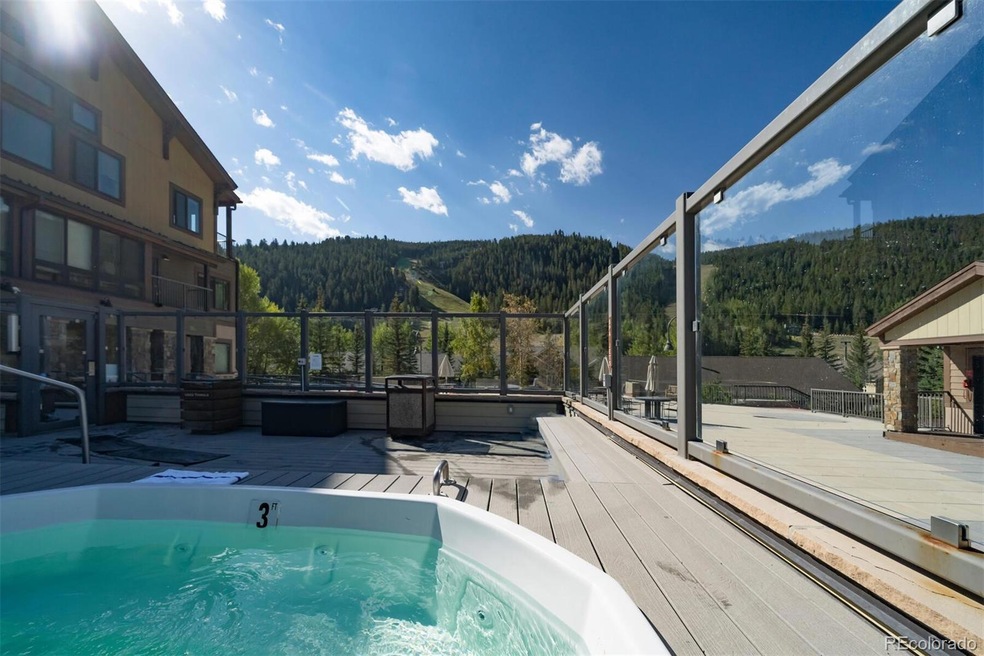 2 hot tubs with views of the slopes!