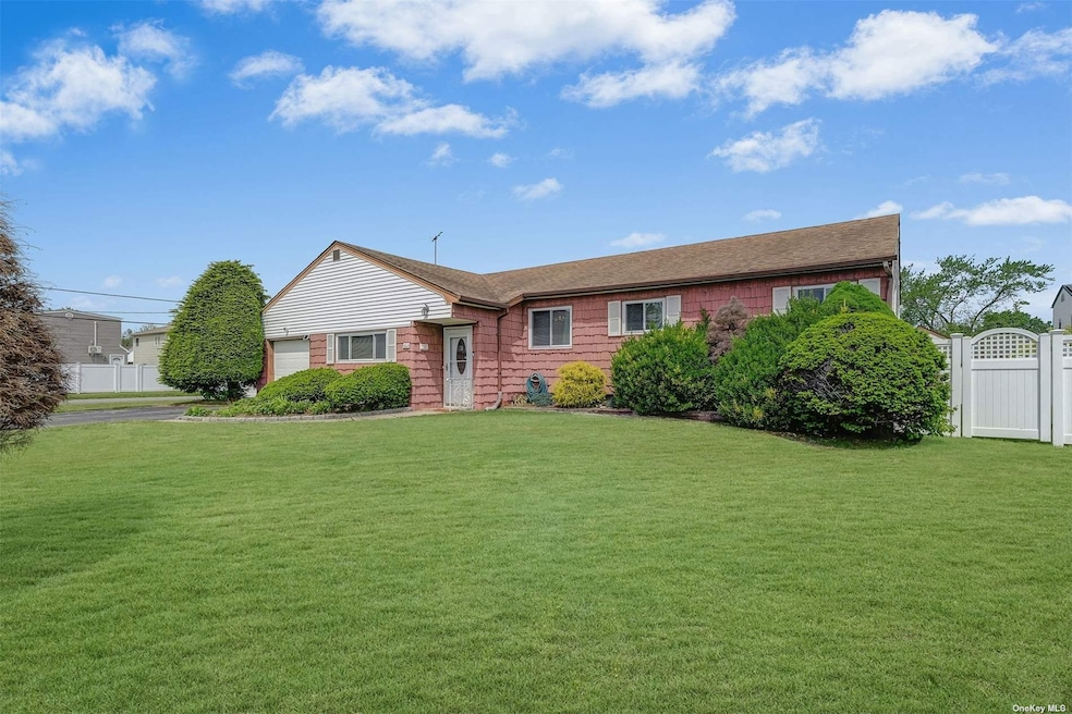 402 3rd St, Lindenhurst, NY 11757 - photo 1