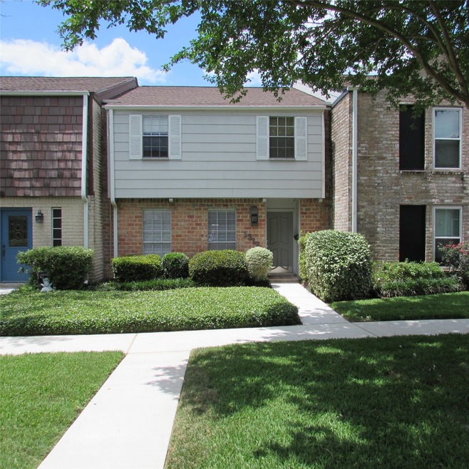 1318 Country Place Dr, Houston, TX 77079 - photo 1