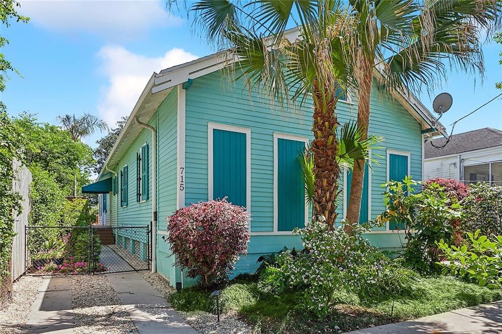 LOCATION! LOCATION! LOCATION! PRIVATE OASIS! 1.5 B