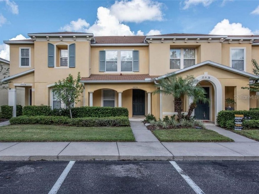2 bedroom, 2-1/2 bath center unit townhome with ti