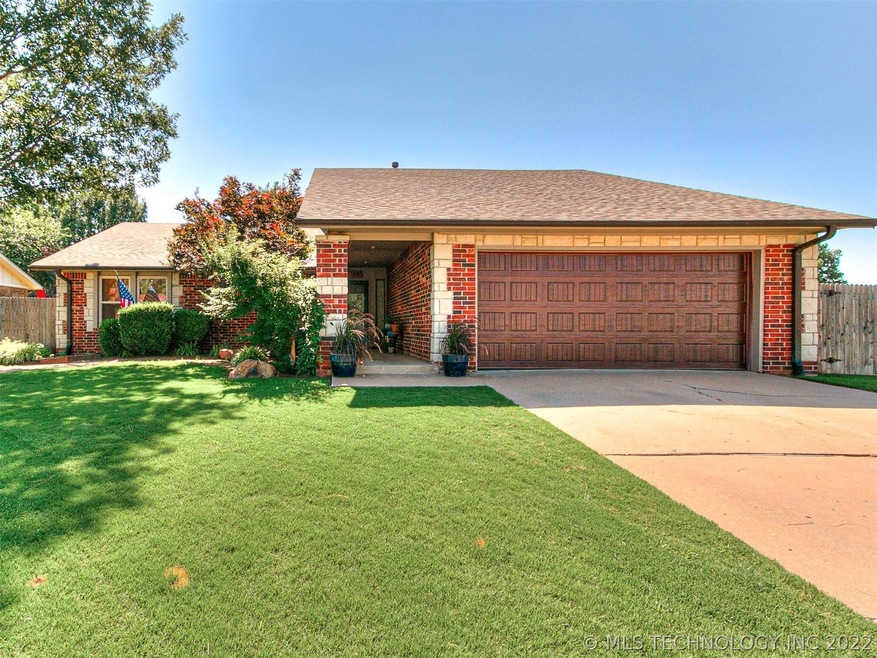 Large corner lot in cul-de-sac