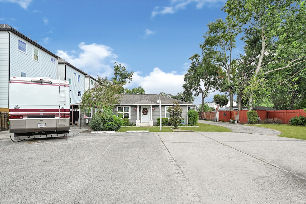 2302 Hoskins Dr, Houston, TX 77080 - photo 1