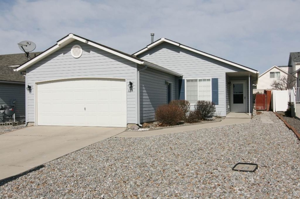 725 E Tara Lee Ave, Medical Lake, WA 99022 - photo 1