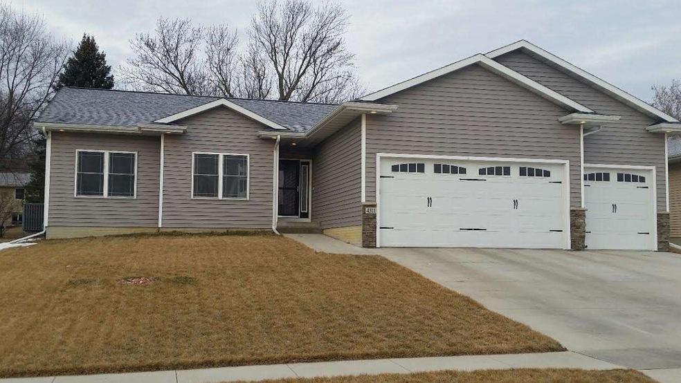 4311 Wedgewood Dr, Cedar Falls, IA 50613 - photo 1