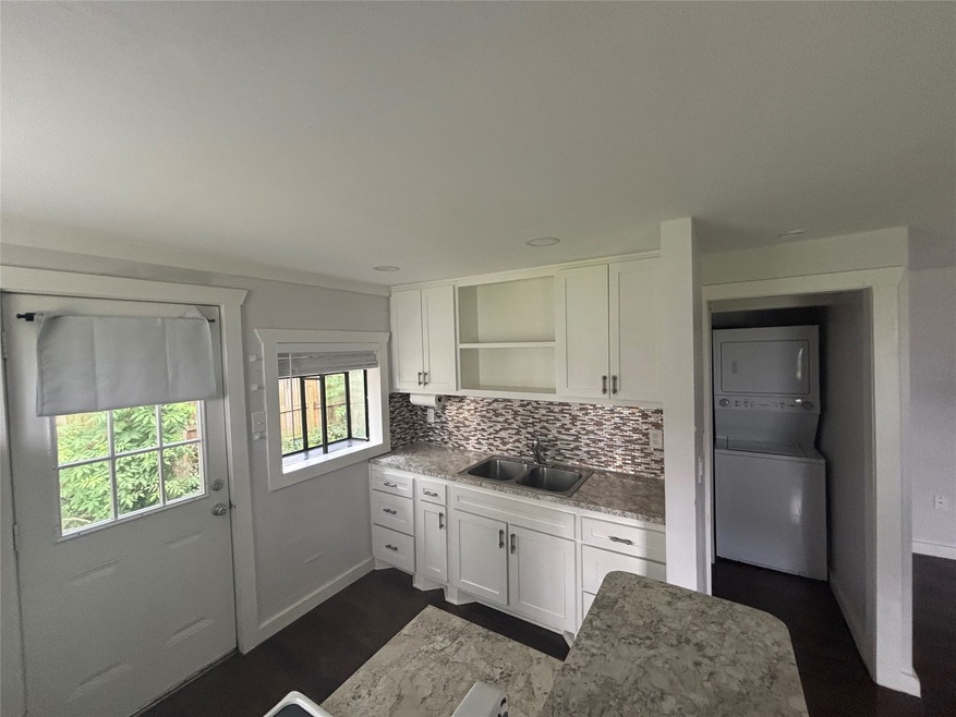 609 1/2 W Lang St, Alvin, TX 77511 - photo 1