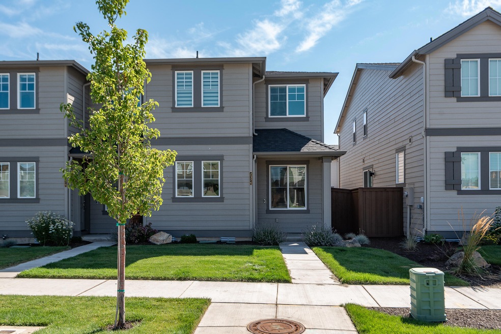 01 2376 NE Victor Pl