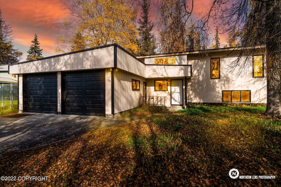 909 Bench Ct, Anchorage, AK 99504 - photo 1