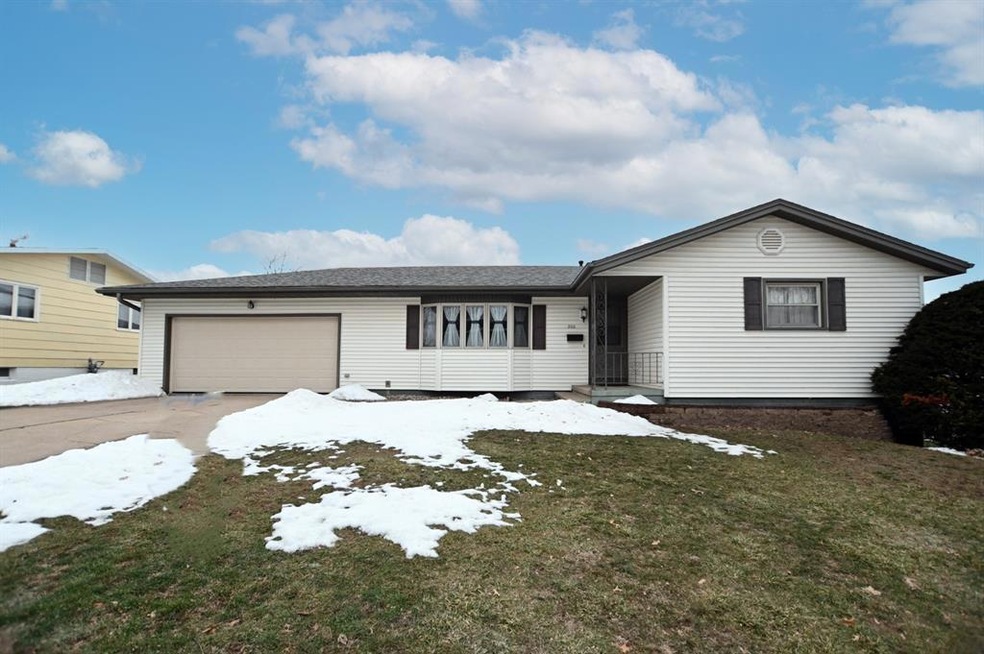 200 32nd St NW, Cedar Rapids, IA 52405 - photo 1