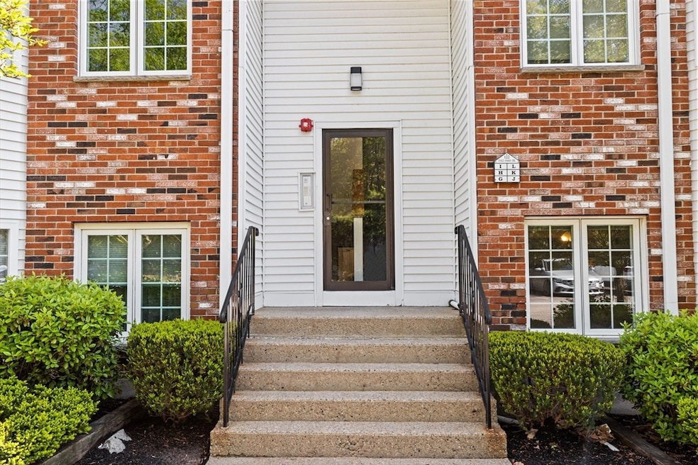 122 Tall Oaks Dr unit J, South Weymouth, MA 02190 - photo 1