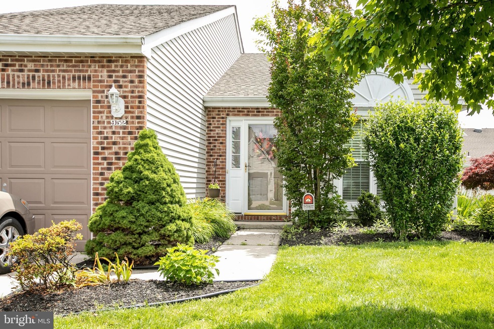 952 Larkspur Place S, Mount Laurel, NJ 08054 - photo 1