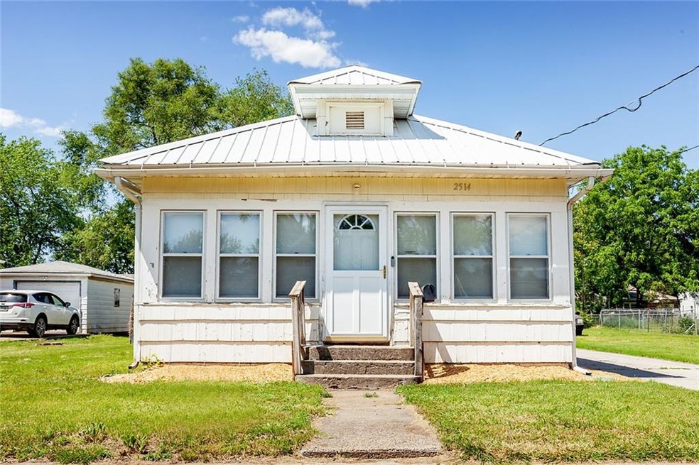 2514 Des Moines St, Des Moines, IA 50317 - photo 1