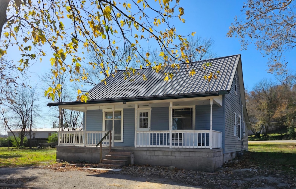 105 S Beeman St, Pineville, MO 64856 - photo 1