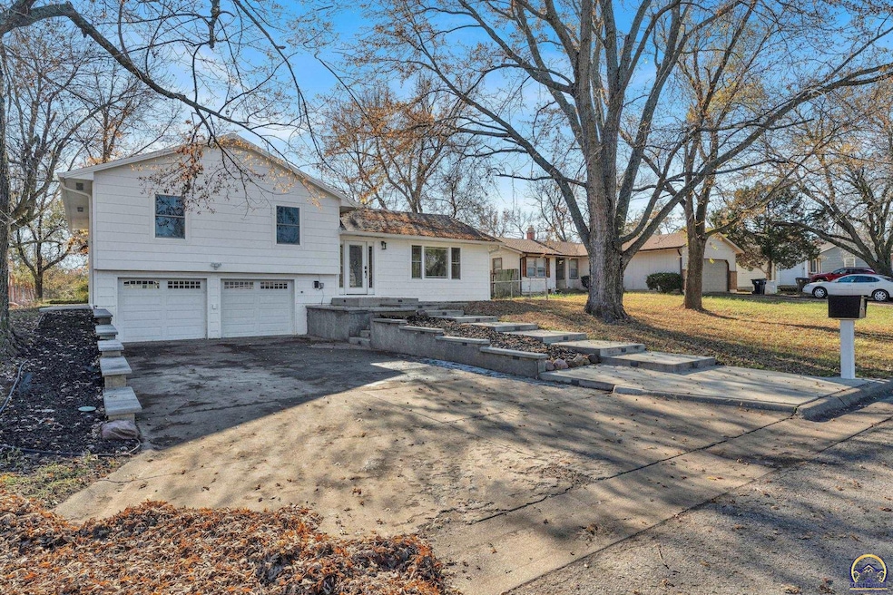 2025 SE 35th St, Topeka, KS 66605 - photo 1