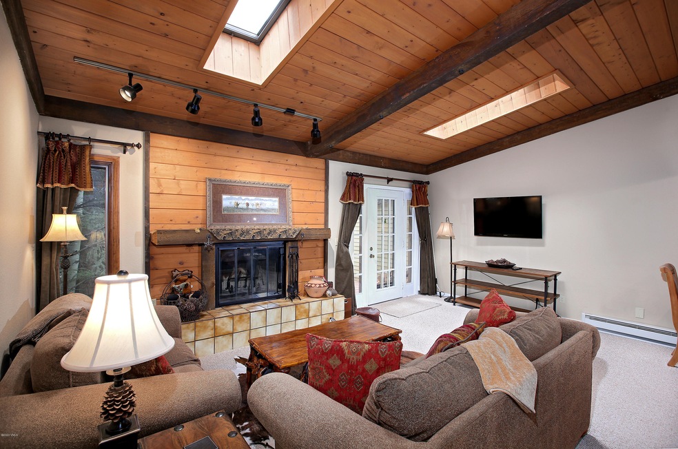 2560_kinnickinnick_unit_1_living_1