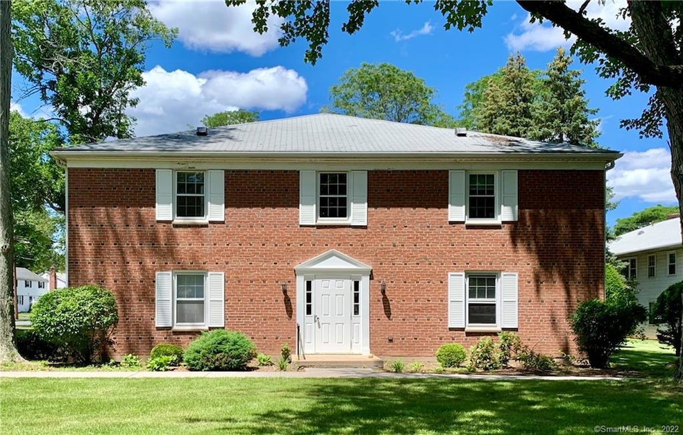 121 Shadow Ln unit B4, West Hartford, CT 06110 - photo 1