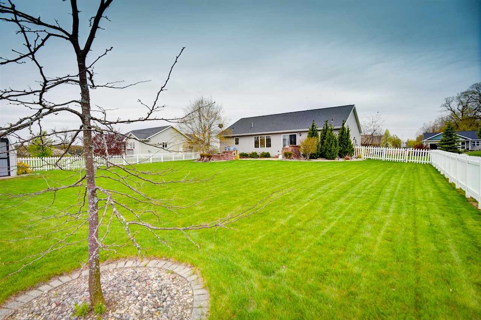 N9436 Cumberland Dr, Appleton, WI 54915 - photo 1