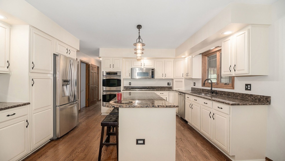 8 Crestview Dr, Oswego, IL 60543 - photo 1