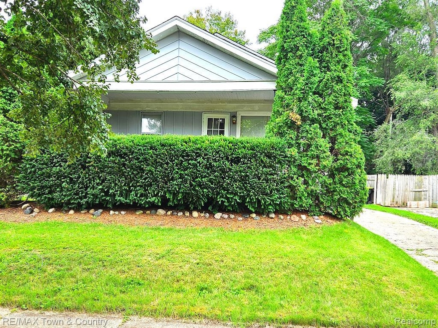 4306 Circle Dr, Flint, MI 48507 - photo 1